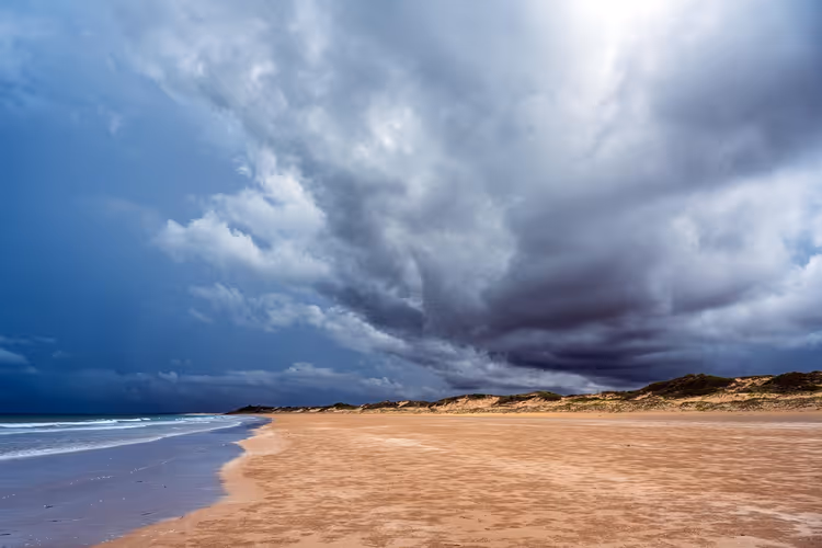 Cable Beach in Broome onder onweerswolken