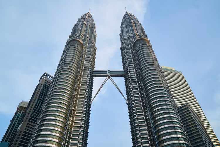 Petronas Towers in Kuala Lumpur vor dem Himmel