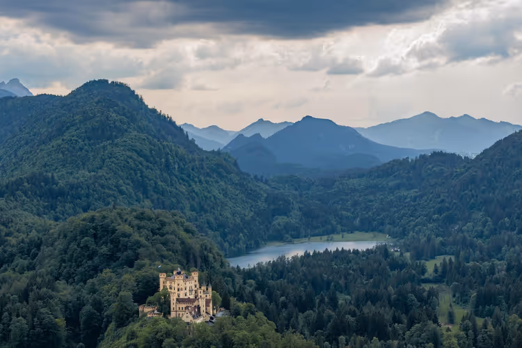 Slot Hohenschwangau in de bergen boven de Alpsee