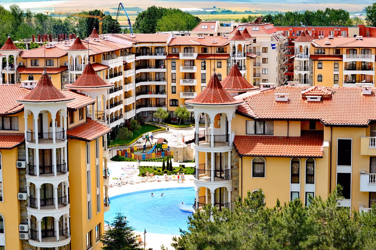 Iberostar Sunny Beach ferieanlegg med basseng og gule bygninger.