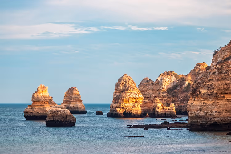 Klippen der Ponta da Piedade im Meer bei Sonnenuntergang