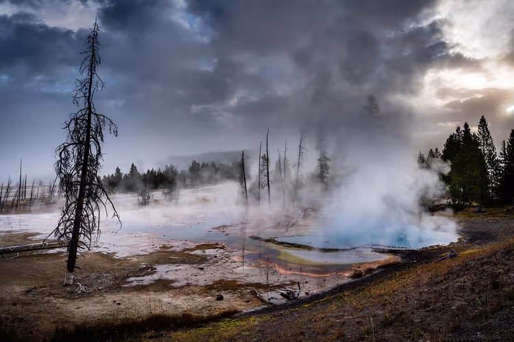 Fly Geyser i Nevada: en regnbuegeysir fra en tilfeldig brønn