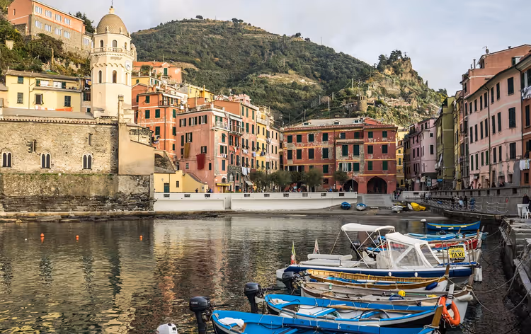 Vernazza, Cinque Terre: Hafen mit Booten und Häusern an den Klippen