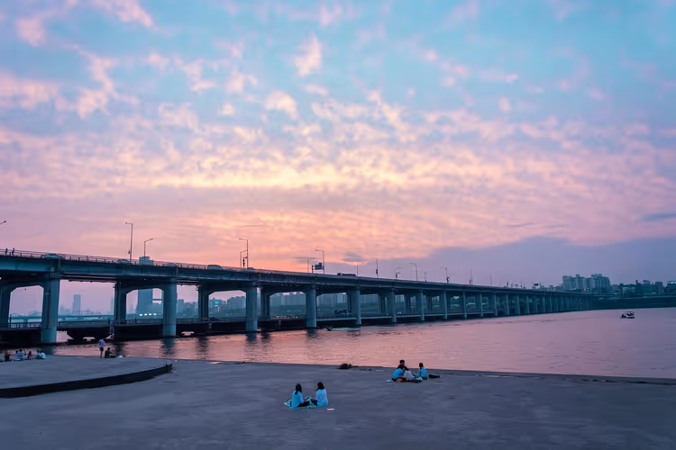 Banpo-broen ved solnedgang uten fontenen