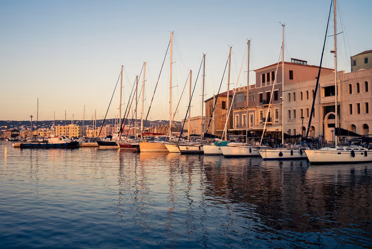 Zeiljachten in de oude haven van Chania in de avond