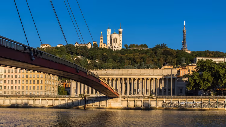 Kolonnaden til Det gamle justispalasset over Saône