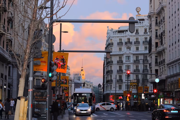 Gece Madrid'de arabalar ve bir otobüsle Gran Vía