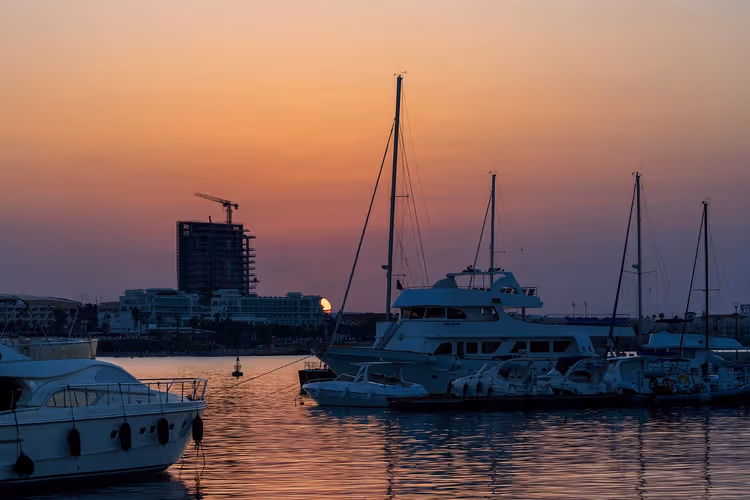 Yachter og båter i havnen i Pafos ved solnedgang