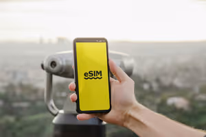 How to choose an eSIM for a trip: networks, limits and support