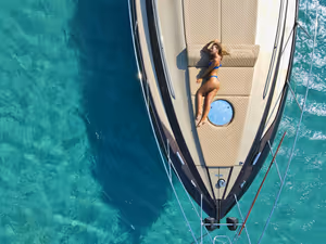 Yachtcharter in Griechenland: Reviere, Saison, Führerschein und was im Preis steckt