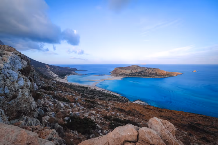 Panorama einer türkisfarbenen Bucht und felsigen Küste Kretas