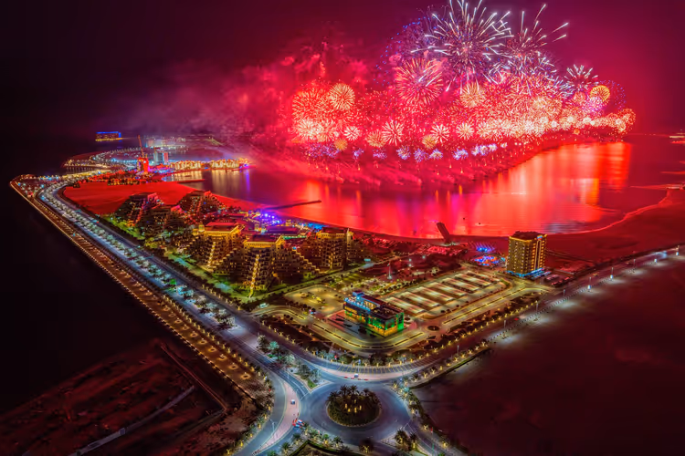 Nattlige fyrverkerier over Al Marjan Island i Ras Al Khaimah