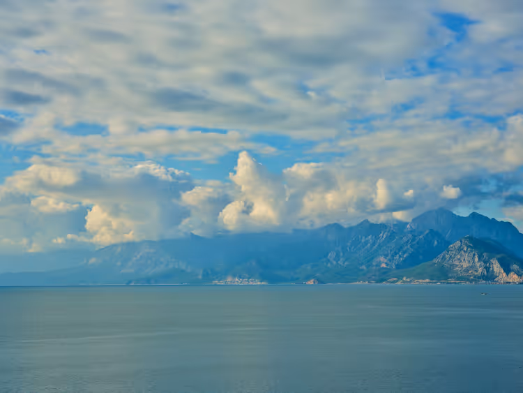 Meer und Taurusgebirge unter wolkenverhangenem Himmel
