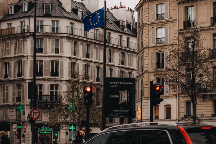 Biler i en gate i Paris