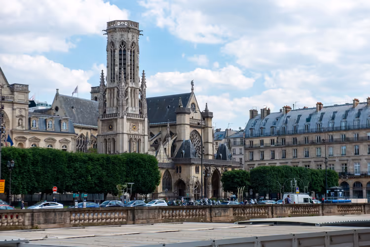 Gotische kerk Saint-Germain-l'Auxerrois met een hoge toren in Parijs
