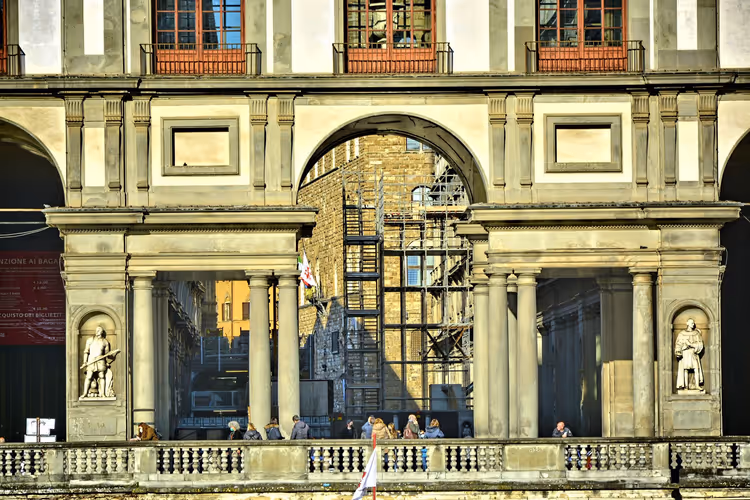 Inngangen til Uffizi-galleriet med søyler og statuer