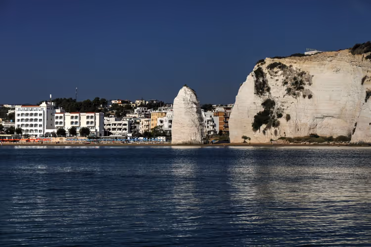 le falesie del Gargano e la città di Vieste sul mare