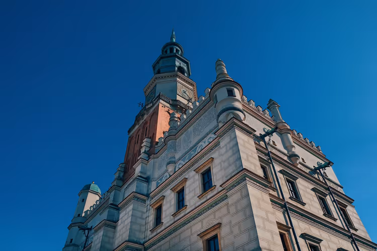 Tårnet på Poznańs historiske rådhus mot en blå himmel