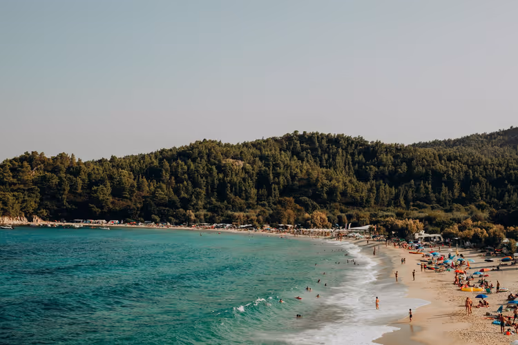 Ferie med barn i Hellas: 15 feriesteder med slak strand og barnevennlig sjø