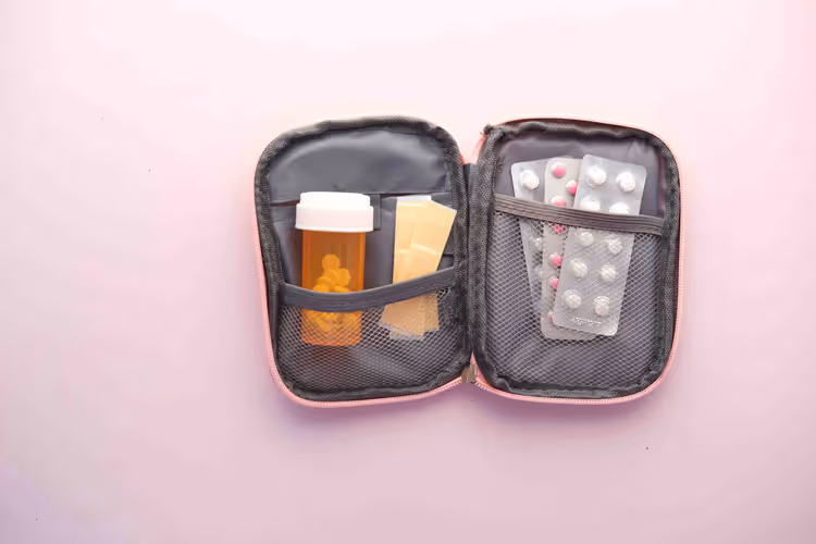 Open reis-EHBO-kit met pillen en verband