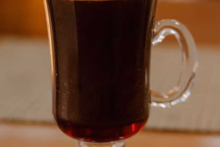 Tazza di vin brulé caldo con spezie