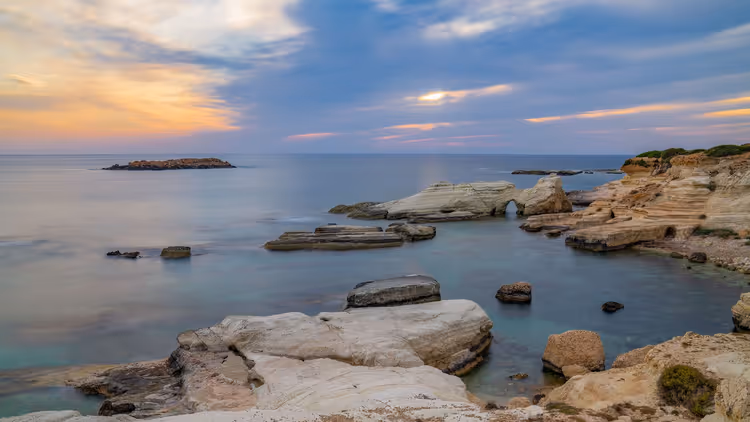 Zonsondergang boven de rotskust en zee op Cyprus