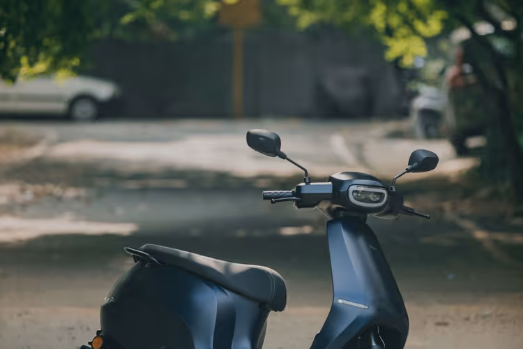 Скутер на дороге среди пальм в Гоа