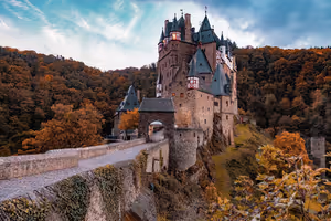 Eltz slott i Tyskland: billetter, åpningstider og stien gjennom Elzbach-dalen
