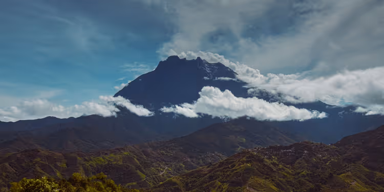 Mont Kinabalu dans les nuages à Bornéo