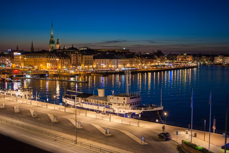 Stockholm bei Nacht am Wasser erleuchtet