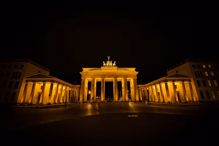 Brandenburger Tor bei Nacht beleuchtet