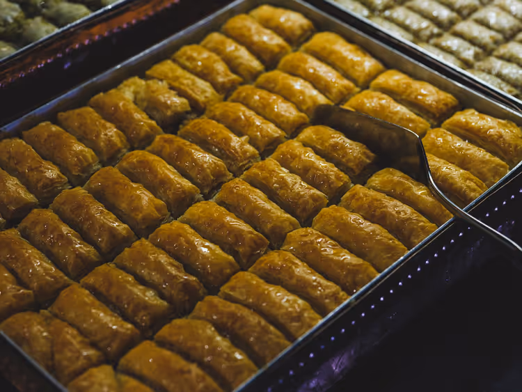 Gylden baklava på et stekebrett, nærbilde