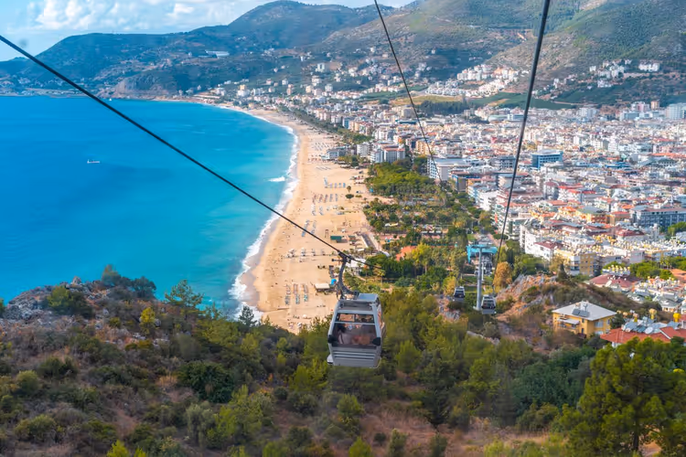 Blick vom Seilbahnwagen auf den Cleopatra Beach und Alanya