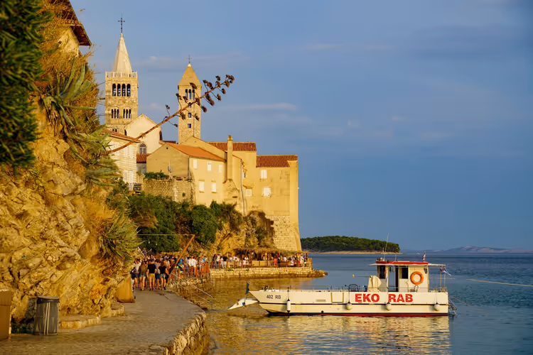 Лодка EKO RAB у исторической набережной Раба