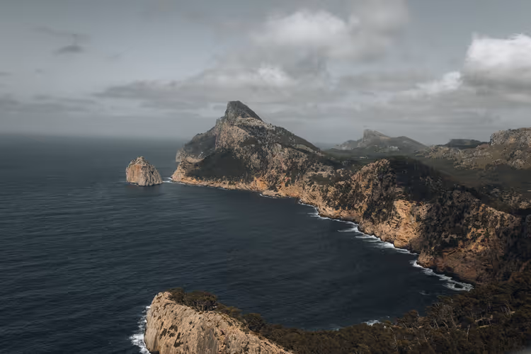 Felsiges Kap Formentor und das Meer auf Mallorca