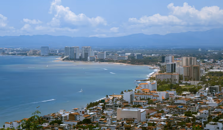 Luchtfoto van de baai en stad Puerto Vallarta