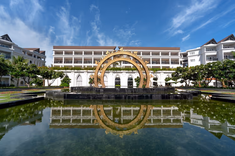 Fassade des Centara Anda Dhevi mit goldenem Bogen am Pool