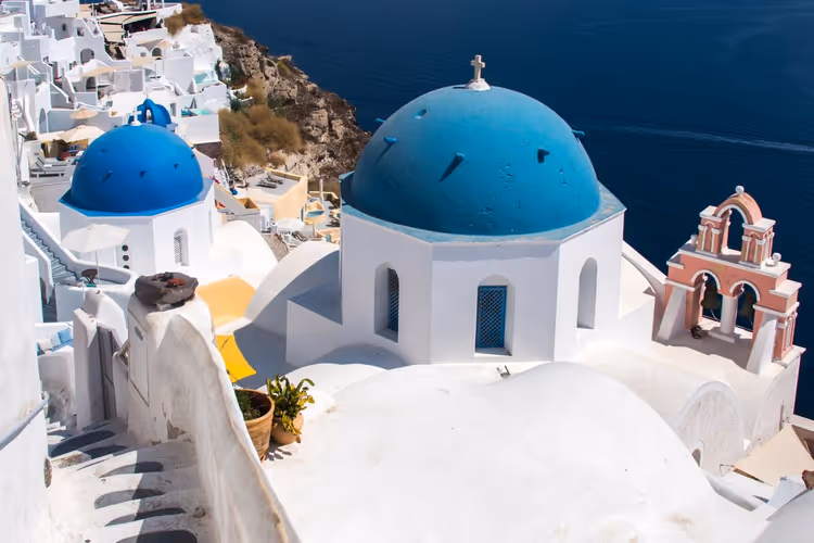 Kirche mit blauer Kuppel auf Santorini