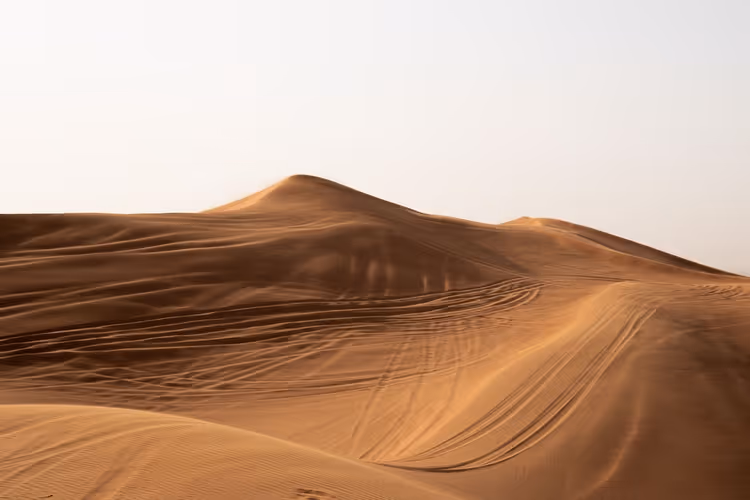 Wüstendünen bei Dubai bei Sonnenuntergang