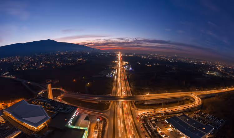 Nattpanorama over Sofia med motorvei og trafikkmaskin