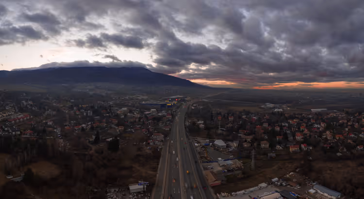 Flyfoto av en motorvei nær Sofia med fjell i bakgrunnen