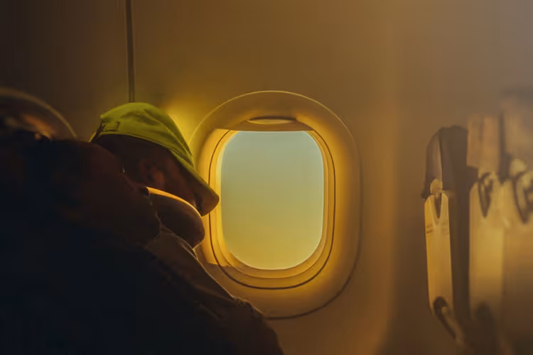 Passasjerer som sover i flyseter