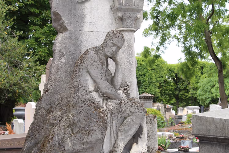 Père Lachaise Mezarlığı'ndaki mezar heykeli
