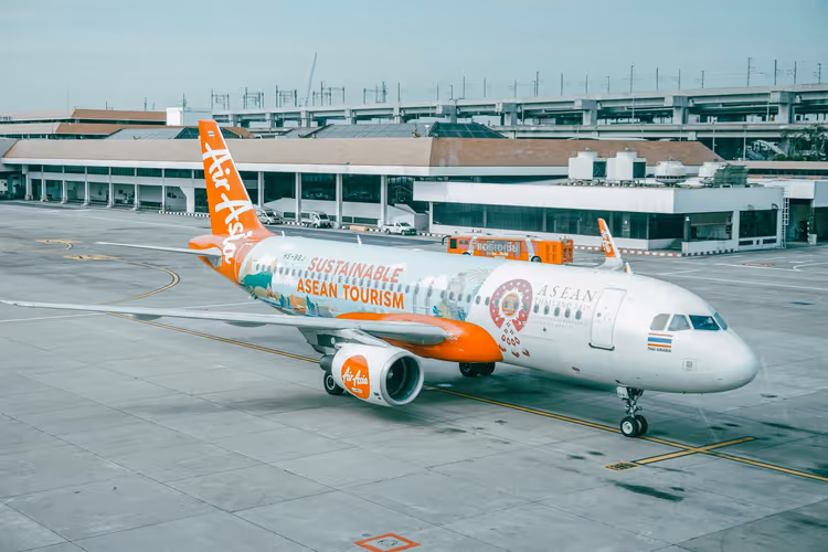 AirAsia-Flugzeug auf dem Flughafenvorfeld