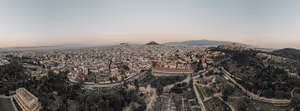 Luftpanorama von Athen in der Dämmerung mit der Antiken Agora, dem Hephaistos-Tempel und dem Akropolis-Hügel rechts