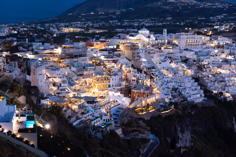 Santorini am Abend mit weißen Häusern und Lichtern