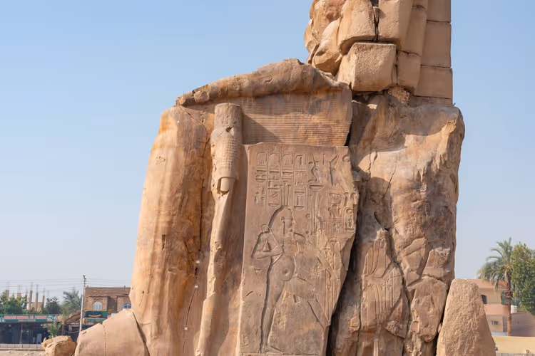 Luxor yakınlarındaki Memnon Heykelleri