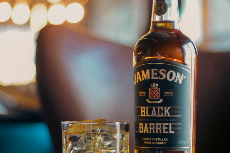 Butelka i szklanka whisky na drewnianym stole