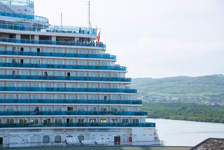 Trapsgewijze cabinebalkons op een cruiseschip vlak bij de kust