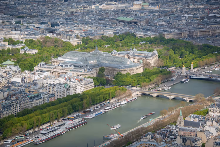 Paris'te Grand Palais ve Seine Nehri'nin kuş bakışı görünümü